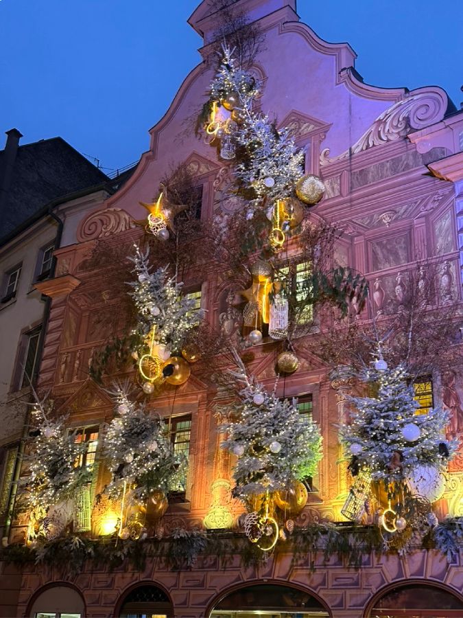 Estrasburgo en Navidad, edificio Pasteleria Christian iluminado